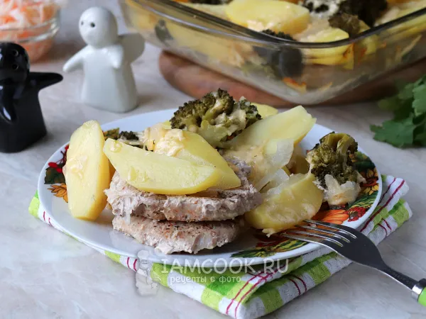 Фото блюда: Картошка с брокколи и мясом в духовке