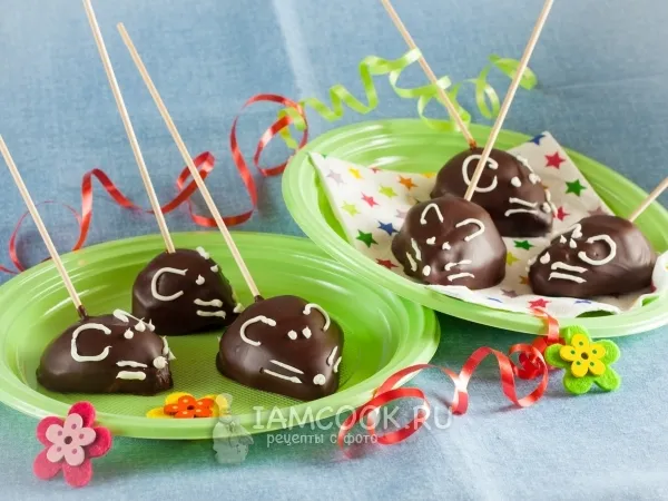 Фото блюда: Груша в шоколаде «Мышка»