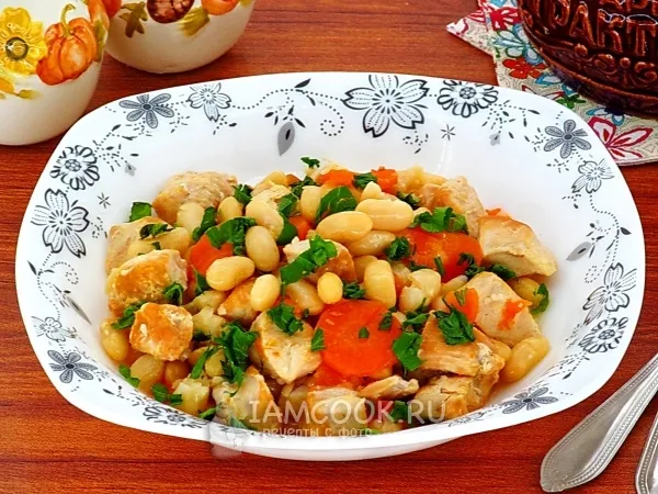 Фото блюда: Куриное филе с фасолью в горшочке