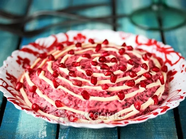 Фото блюда: Салат с копчёной рыбой