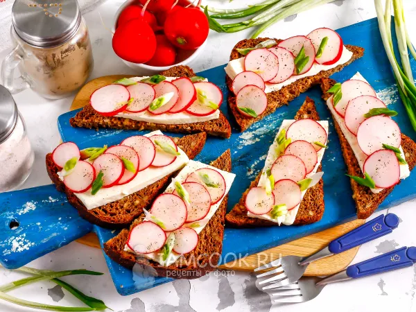 Фото блюда: Бутерброды с редисом, брынзой и черемшой