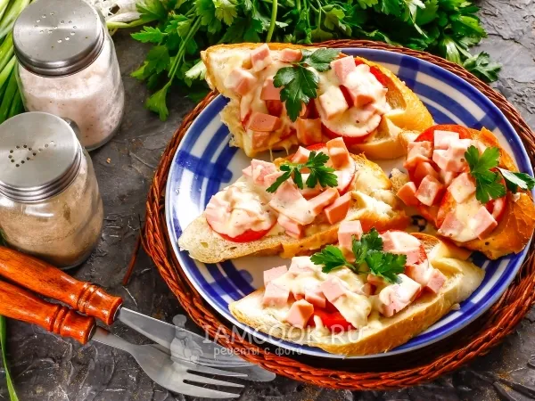 Фото блюда: Горячие бутерброды с брынзой, колбасой и помидорами