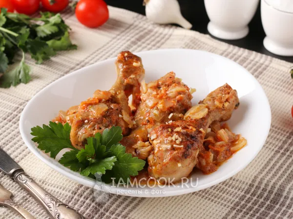 Фото блюда: Куриные голени в томатном соке с овощами в сковороде
