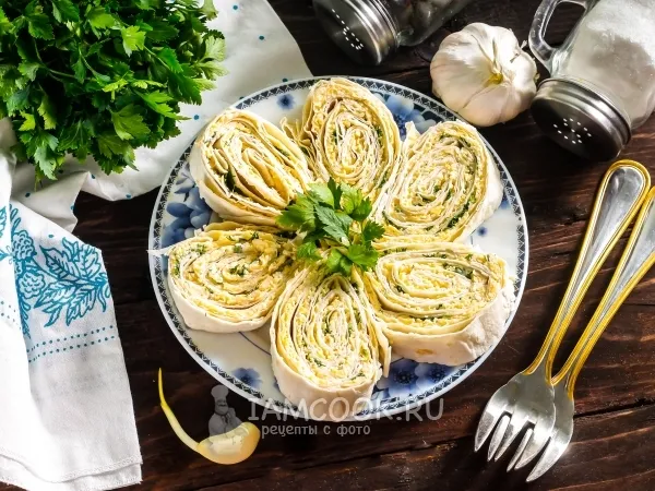 Фото блюда: Рулет из лаваша с чесноком и сыром
