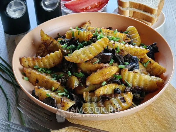 Фото блюда: Картошка с грибами в казане на костре