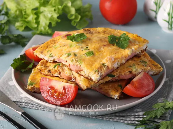 Фото блюда: Омлет с сосисками и сыром на сковороде