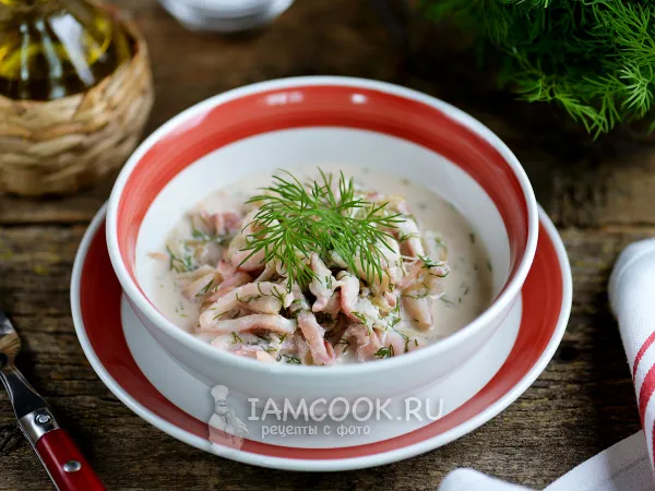 Фото блюда: Жареные кальмары в сметане с луком на сковороде