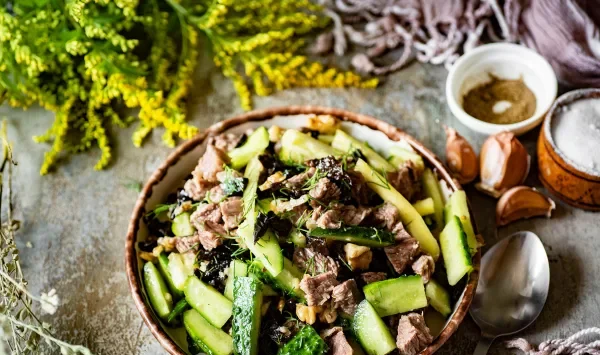 Фото блюда: Салат с говядиной, черносливом и грецкими орехами