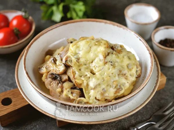 Фото блюда: Мясо по-французски с грибами в горшочках