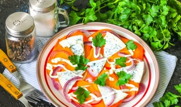 Фото блюда: Салат с хурмой и голубым сыром