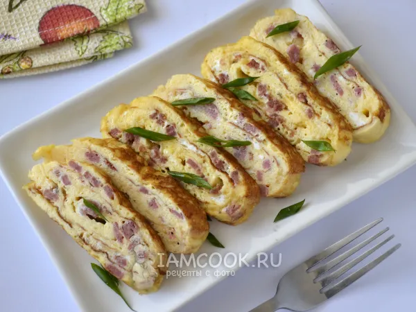 Фото блюда: Яичный рулет с колбасой и сыром на сковороде