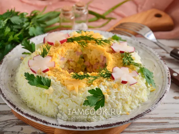 Фото блюда: Салат «Пасхальный венок» с вареной колбасой и огурцом