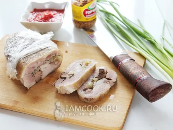 Фото блюда: Варёная рулька, фаршированная жареной печёнкой