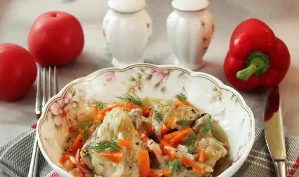 Фото блюда: Тушеная курица с луком и морковью