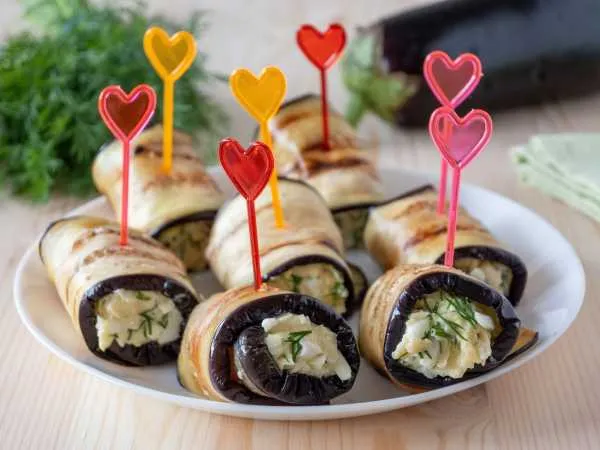 Фото блюда: Рулетики из баклажанов с сыром и яйцом (с чесноком)