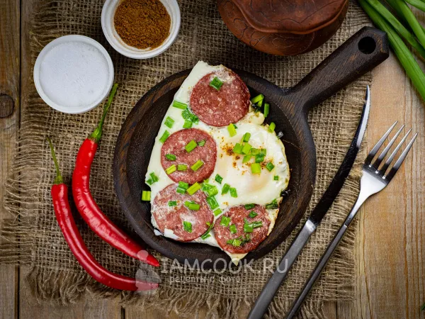 Фото блюда: Яичница с копченой колбасой