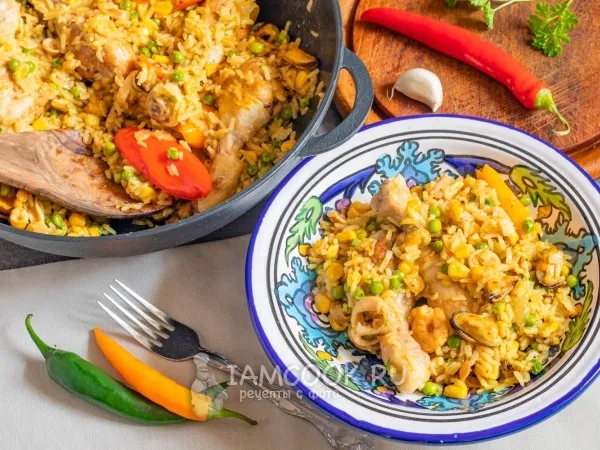 Фото блюда: Паэлья с морепродуктами и курицей в казане