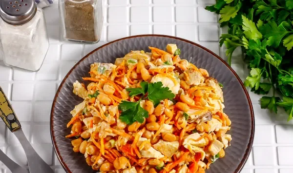 Фото блюда: Салат с корейской морковью, фасолью и курицей