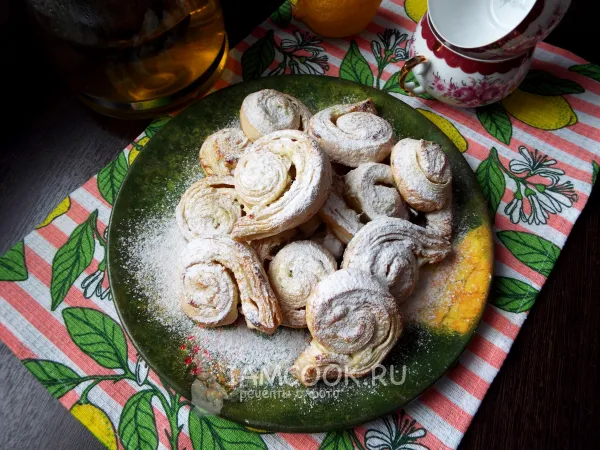 Фото блюда: Печенье из слоеного теста с творогом