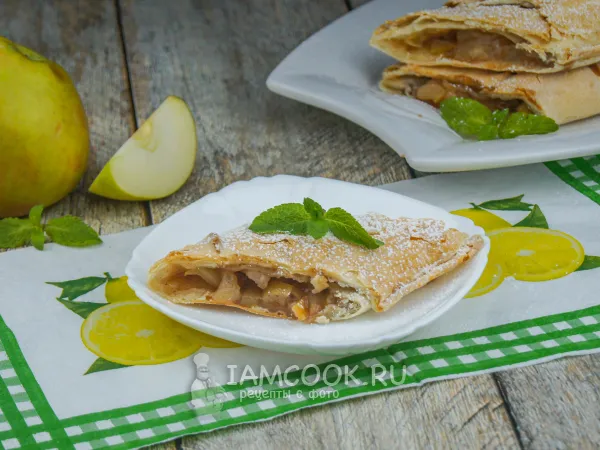 Фото блюда: Штрудель из бездрожжевого слоеного теста с яблоками