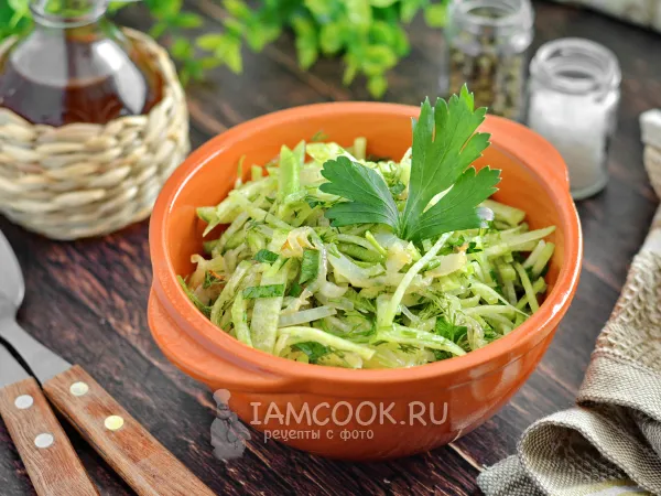 Фото блюда: Салат из зеленой редьки с жареным луком