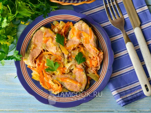 Фото блюда: Горбуша с луком и морковью на сковороде