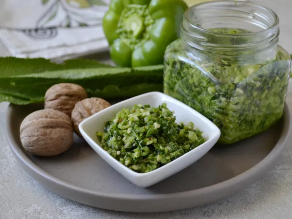 Фото блюда: Соус (закуска) из листьев хрена с грецкими орехами