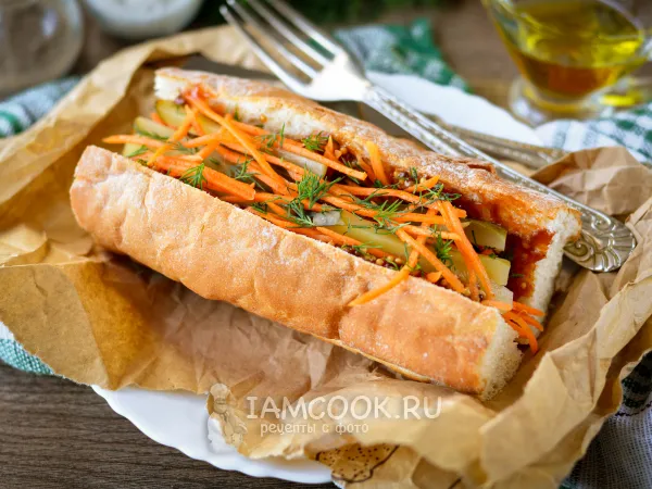 Фото блюда: Вегетарианский хот-дог с морковью и солеными огурцами