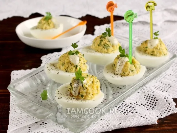 Фото блюда: Яйца, фаршированные сыром и чесноком