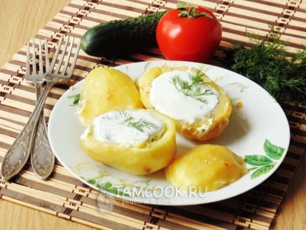 Фото блюда: Печеный картофель с грибами и сметаной