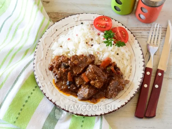 Фото блюда: Тушеная говядина с подливкой на сковороде