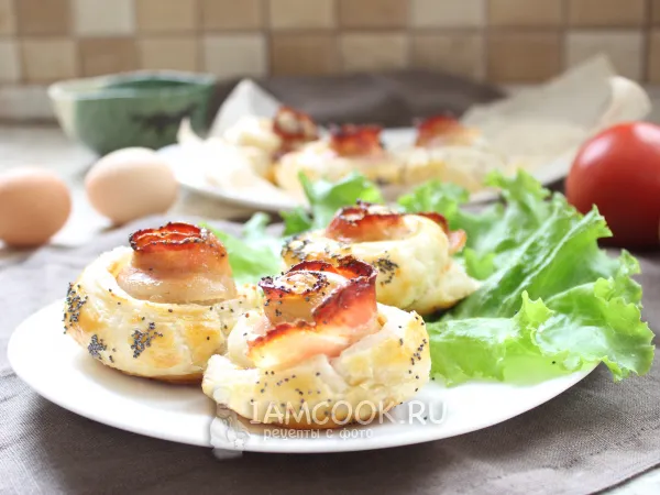 Фото блюда: Розочки из слоеного теста с беконом