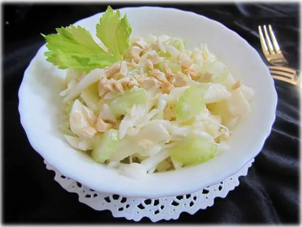 Фото блюда: Салат из стеблей сельдерея, капусты и яблока