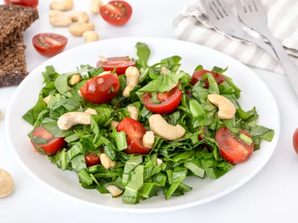 Фото блюда: Салат с щавелем и помидорами