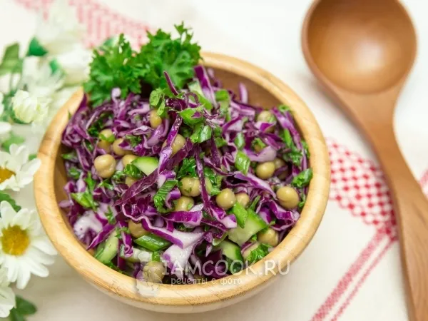 Фото блюда: Салат из краснокочанной капусты с горошком