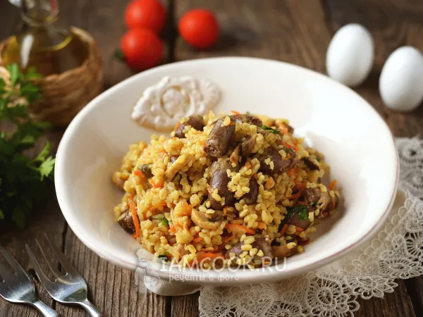 Фото блюда: Куриные сердечки с грибами и булгуром на сковороде