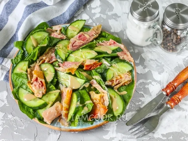 Фото блюда: Салат с копченой курицей, огурцом и шпинатом