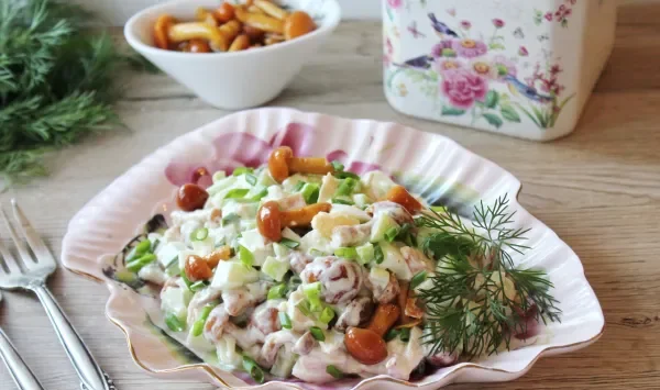 Фото блюда: Салат с копченой курицей и маринованными опятами