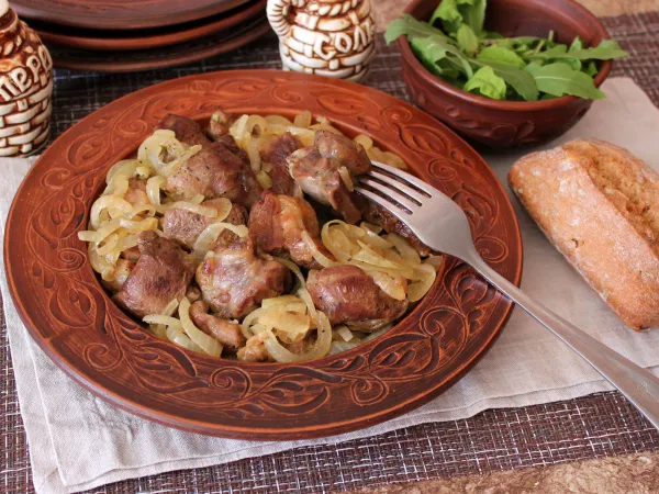 Фото блюда: Тушеная баранья лопатка на сковороде