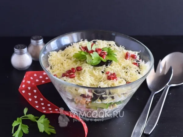 Фото блюда: Салат «Дамский каприз» с курицей и черносливом