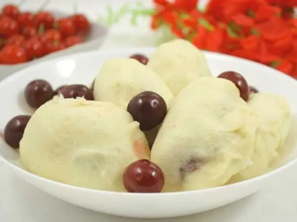 Фото блюда: Вареники с вишней в мультиварке