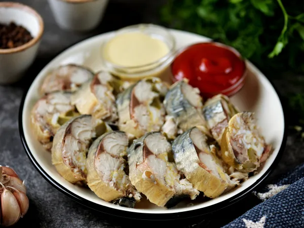 Фото блюда: Рулет из скумбрии с желатином, огурцом и яйцом