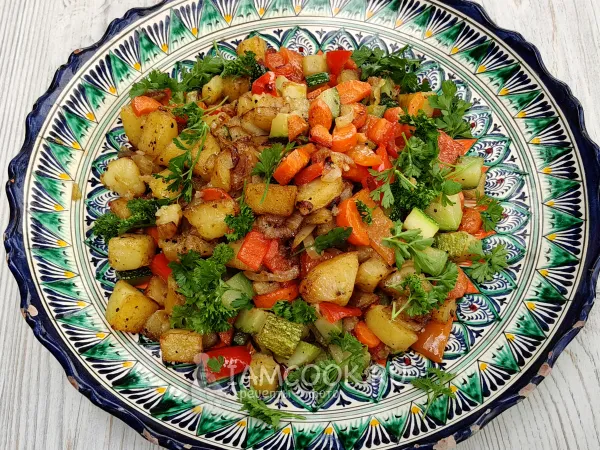 Фото блюда: Картофель с овощами в казане на костре