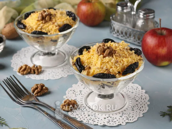 Фото блюда: Салат «Дамский каприз» с курицей, яблоком и черносливом