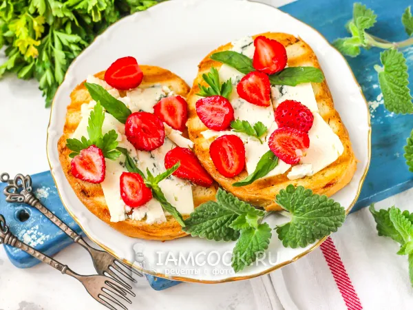 Фото блюда: Тосты с сыром Дор Блю и клубникой на электрогриле