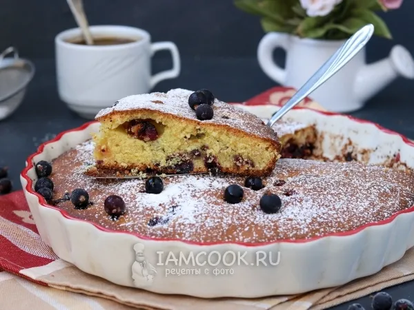 Фото блюда: Манник с вишней и чёрной смородиной на сметане