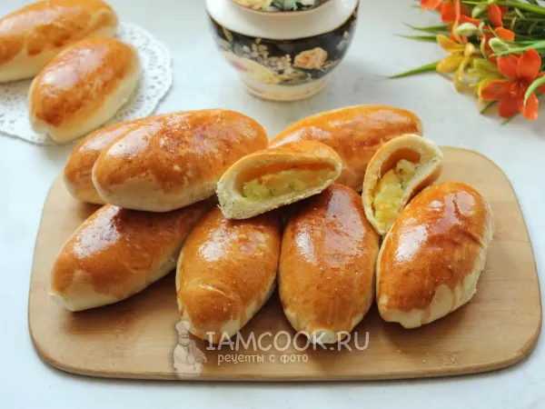 Фото блюда: Пирожки с картошкой и солеными огурцами