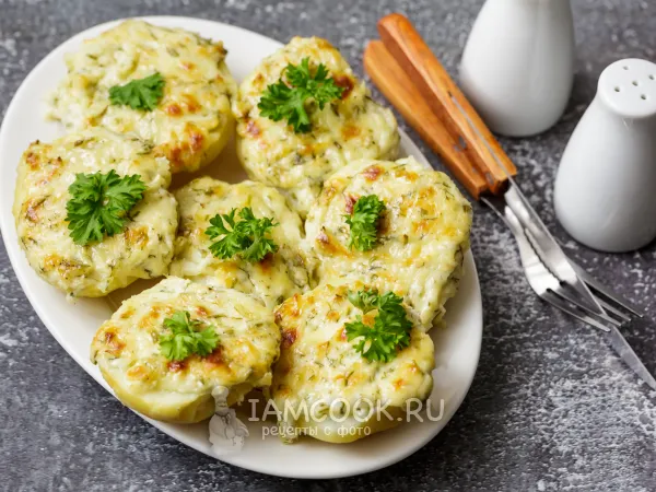 Фото блюда: Картошка с сыром и чесноком в духовке