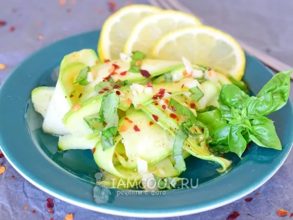 Фото блюда: Салат из сырых кабачков