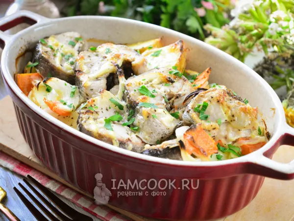 Фото блюда: Минтай с картошкой в духовке с майонезом